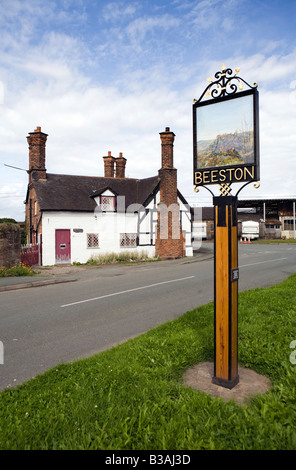 Beeston Cheshire UK Peckforton Castle estate caractéristique village de chalets et signer Banque D'Images