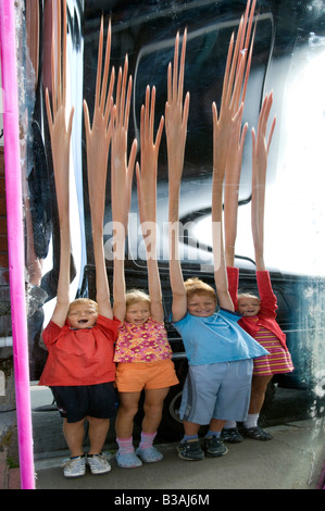 Les enfants ravis par leurs réflexions drôles dans un vieux parc Salle des miroirs miroir déformant Banque D'Images