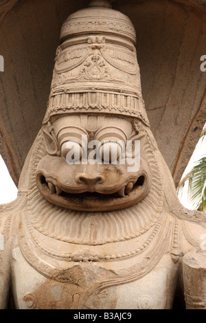 Détail du visage de Ugra Narasimha à partir d'une sculpture de la quatrième incarnation de Vishnu à Hampi, en Inde. Banque D'Images
