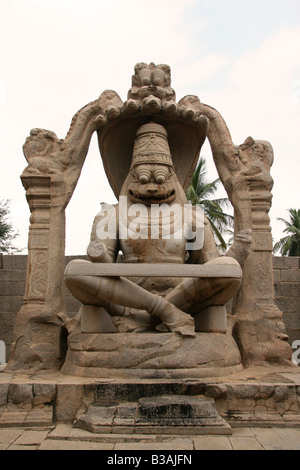 Une sculpture de Ugra Narasimha, la quatrième incarnation du Seigneur Vishnu à Hampi, en Inde. Banque D'Images