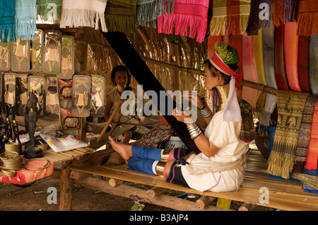 Padaung, ou Long-Necked Karen, Femme tissant, Chiang Dao, dans le nord de la Thaïlande Banque D'Images