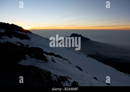 Lever du soleil sur le Kilimandjaro avec pic Mawenzi à l'avant-plan Banque D'Images