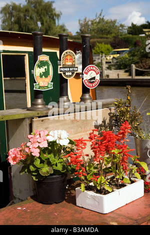 Cheshire UK The Waverton pompes bière sur proue d'narrowboat Joby amarré sur les rives du canal de Shropshire Union de Banque D'Images