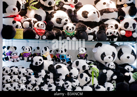 Panda géant cuddly soft toy dolls en vente en boutique dans la province du Sichuan, Chengdu Chine JMH3275 Banque D'Images