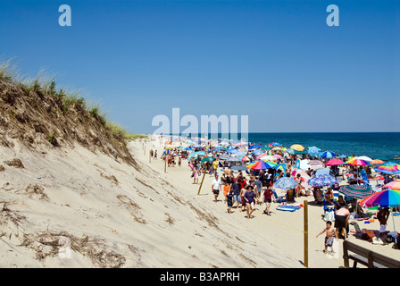 Plage d'été bondé avec des parasols colorés, nauset Beach, Cape Cod National Seashore, cape cod, ma Banque D'Images