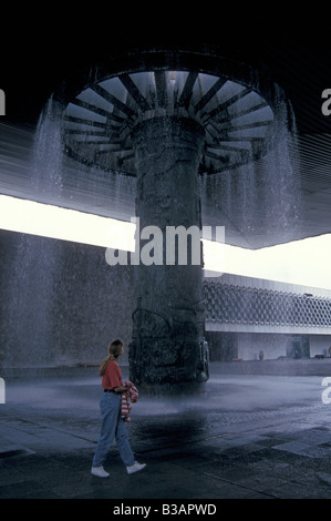 Sculpture-fontaine intitulé El Paraguas ou l'égide de José Chávez Morado dans la cour du Musée National d'anthropologie de Mexico Banque D'Images