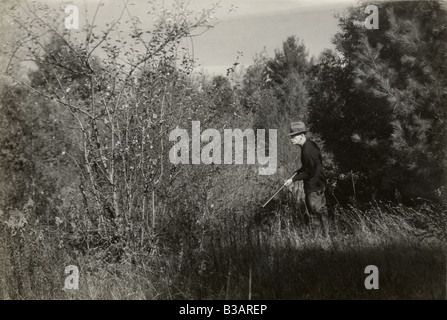 Vers 1930 photo d'un homme âgé de la chasse avec un fusil de chasse. Banque D'Images