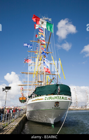 Liverpool Merseyside England UK Cuauhtemoc trois mâts barque du Mexique en 2008 Grands voiliers amarrés à quai Wellington course Banque D'Images