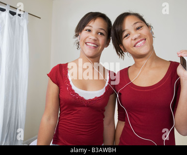 Deux sœurs africaines écouter même mp3 player Banque D'Images