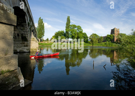 Northcote Manor lancs et Mermaid Hotel Atcham canoteur pagayant sur l'Église la rivière Severn près de Shrewsbury sous le soleil d'été Shropshire Banque D'Images