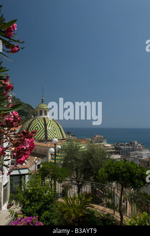 Vue sur le dôme de l'église de carrelage aux couleurs vives vers la mer Banque D'Images