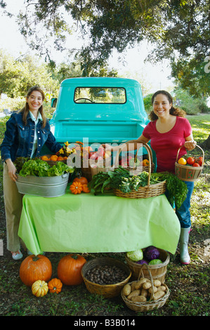 Les femmes hispaniques au kiosque de la ferme biologique Banque D'Images