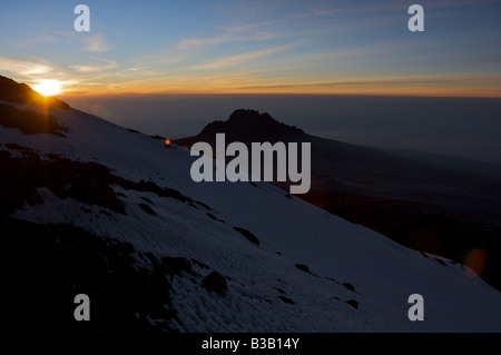 Lever du soleil sur le Kilimandjaro avec pic Mawenzi à l'avant-plan Banque D'Images