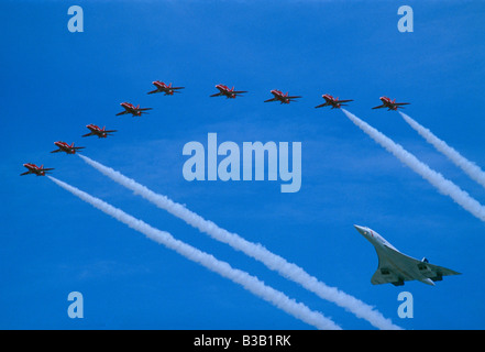 Concorde et les flèches rouges sur un vol au-dessus de Bristol, Angleterre, Royaume-Uni Banque D'Images