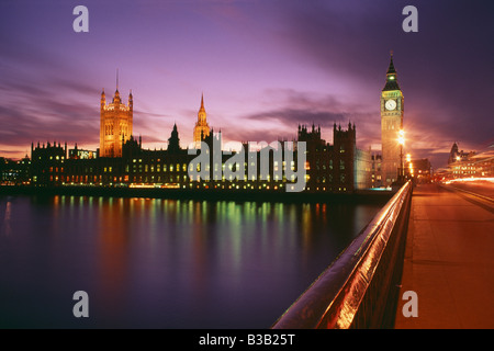 Chambres du Parlement et Big Ben et du Palais de Westminster de nuit, London, England, UK Banque D'Images