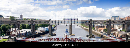 Image panoramique du pont de Newcastle High Level avec un train local traversant dans le centre Banque D'Images