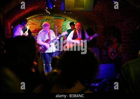 Juillet 2008 - spectacle de musique en direct au Cavern Club Liverpool Angleterre UK Banque D'Images