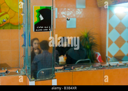 Pas de foulard aucun service publié dans un fast-food à Téhéran, Iran Banque D'Images