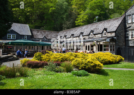Les gens à l'extérieur d'un café à Betws y Coed Conwy Wales Banque D'Images