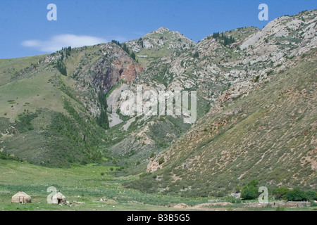 Les yourtes dans les montagnes sur le chemin de chanson Kul Lake au Kirghizstan Banque D'Images