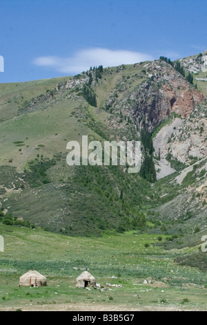 Les yourtes dans les montagnes sur le chemin de chanson Kul Lake au Kirghizstan Banque D'Images