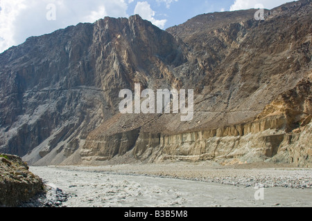 Vieille route Karakoram le long de la montagne dans le Nord du Pakistan Banque D'Images