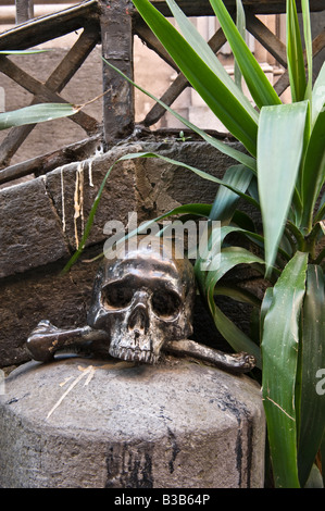 Tête de mort sur la colonne en pierre en face de Santa Maria delle Anime del Purgatorio ad Arco Banque D'Images