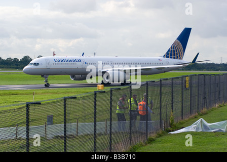 Un Airlines Boeing 757 [757-224] et roulait sur la ligne l'arrivée à l'aéroport Ringway Manchester Angleterre Royaume-Uni UK Banque D'Images