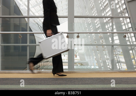 Businesswoman carrying briefcase Banque D'Images