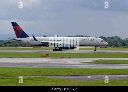 Un Boeing 757 de Delta Airlines [757-2Q8-ER] roulait sur la ligne l'arrivée à l'aéroport Ringway Manchester Angleterre Royaume-Uni UK Banque D'Images