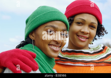 Les femmes africaines portant des chapeaux et foulards d'hiver Banque D'Images