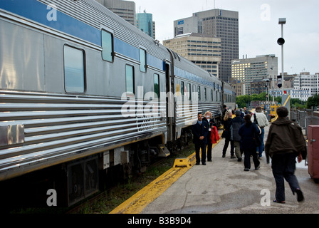 Foule de passagers à bord du train de Via Rail la baie d'Hudson jusqu'à Churchill à Winnipeg Banque D'Images