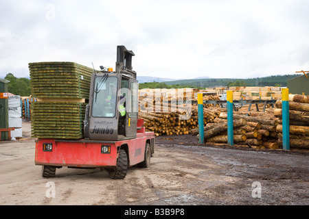 Chargeur latéral Valmar Jumbo utilisé à BSW Timber Yard, Écosse, Royaume-Uni Banque D'Images