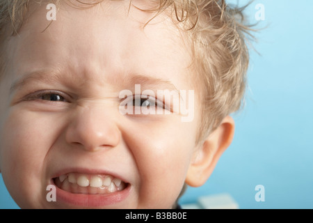 Portrait de jeune garçon en colère Banque D'Images