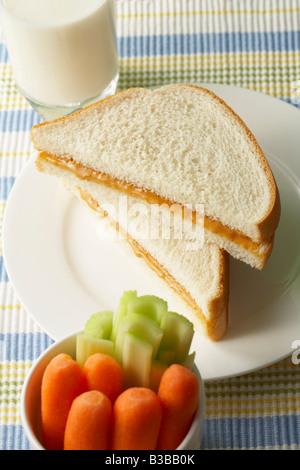 Sandwich au beurre de soja, verre de lait, et de légumes Banque D'Images