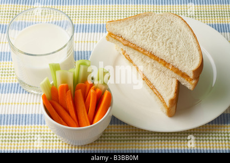 Sandwich au beurre de soja, verre de lait, et de légumes Banque D'Images