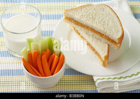 Sandwich au beurre de soja, verre de lait, et de légumes Banque D'Images