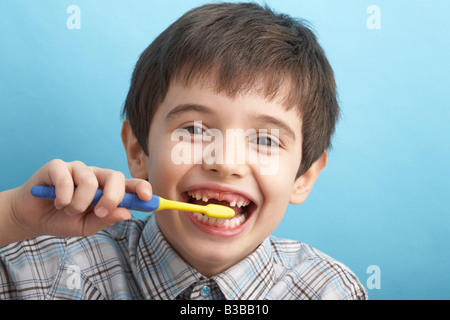 Garçon se brosser les dents Banque D'Images