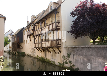 Vue sur le vieux bâtiment de bois à Montargis, France à partir de pont Banque D'Images