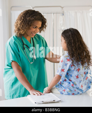 African girl talking to doctor Banque D'Images