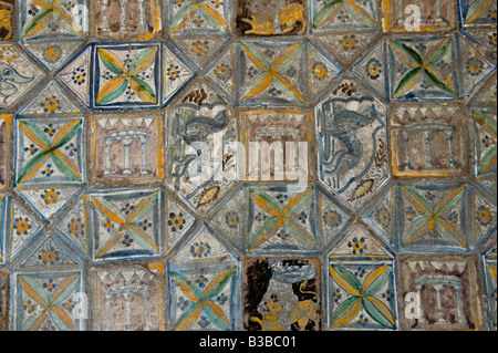 Les carreaux de couleur à partir d'un trottoir du 15e siècle Banque D'Images