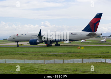 Un Boeing 757 de Delta Airlines [757-2Q8-ER] roulait sur la ligne l'arrivée à l'aéroport Ringway Manchester Angleterre Royaume-Uni UK Banque D'Images