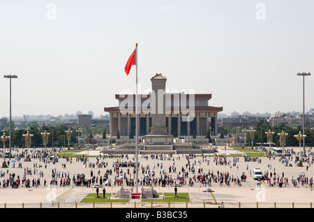 Vue frontale du drapeau national, monument aux héros du peuple et le Mausolée de Mao à la place Tian'an Men Banque D'Images