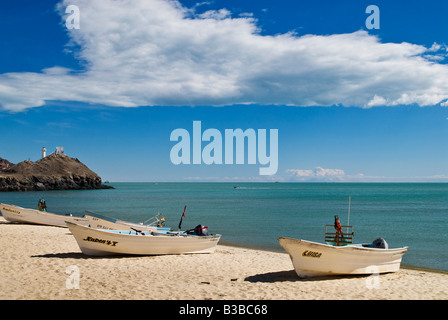 Les bateaux de pêche s'asseoir sur une plage de sable en mer de Cortez, San Felipe, Baja California, Mexique Banque D'Images