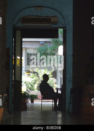 Vieil homme assis à l'extérieur bar à Athènes, Grèce Banque D'Images