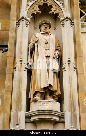 Statue de Sir Nicholas Bacon, Lord gardien 1558-1579, Corpus Christi College, Cambridge, England, UK Banque D'Images