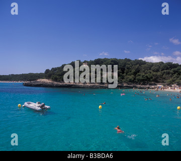 Scène dans le Parc Naturel de Cala Mondrago avec Playa / ( plage )  + bateaux , près de Porto Petro / Cala D'Or, la Côte Est de Majorque. Banque D'Images