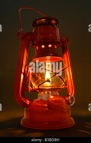 C'est un allumé vieille lanterne à pétrole Banque D'Images
