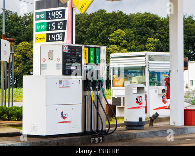 Petit supermarché essence station en France Europe pompes montrant Prix et paiement kiosk Banque D'Images