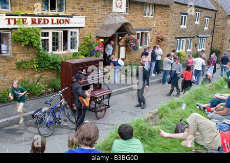 Les artistes de rue à l'extérieur de l'établissement Red Lion Pub de Cropredy village à l'époque de la Convention de 2008 de la ville de Ashwaubenon Cropredy Banque D'Images